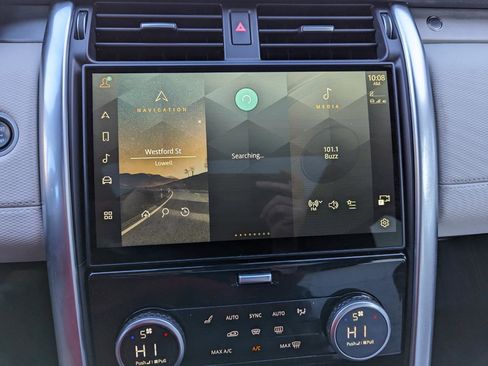 Used 2024 Land Rover Discovery Dynamic SE image 17