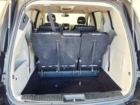 Used 2014 Chrysler Town & Country Touring image 12