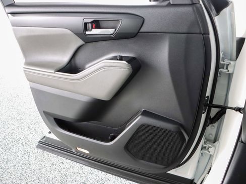 Used 2021 Toyota Highlander XLE image 23