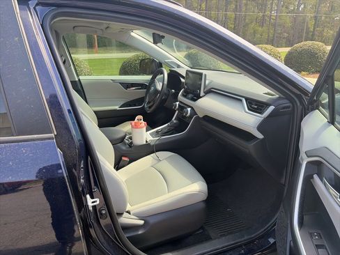 Used 2021 Toyota RAV4 XLE Premium image 10