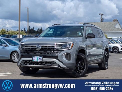 Used 2025 Volkswagen Atlas Peak Edition SE image 1