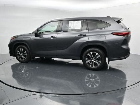 Used 2022 Toyota Highlander XLE AWD/4WD image 6