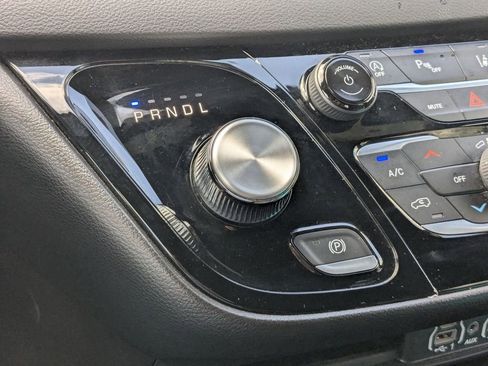 Used 2025 Chrysler Pacifica Select image 19