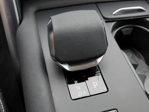 Certified 2024 Land Rover Discovery S image 23