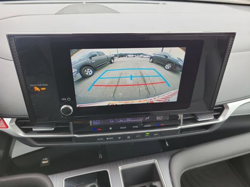Used 2025 Toyota Sienna LE AWD/4WD image 16