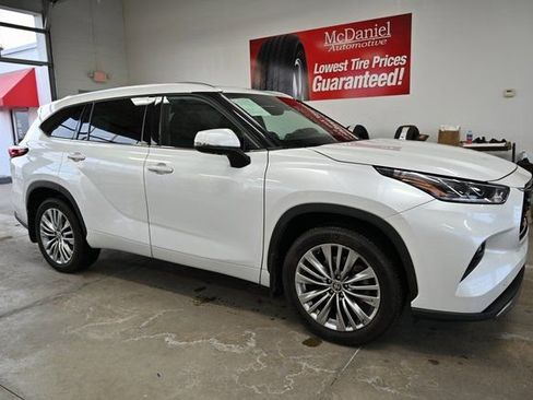 Used 2022 Toyota Highlander Platinum image 4