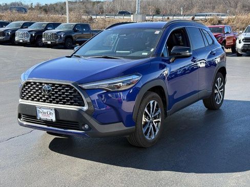 Used 2025 Toyota Corolla Cross XLE image 9