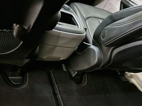 Used 2024 Chrysler Pacifica Touring-L FWD image 27