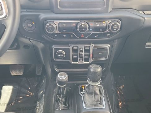 Used 2018 Jeep Wrangler Unlimited Sahara w/ LED Lighting Group AWD/4WD image 15