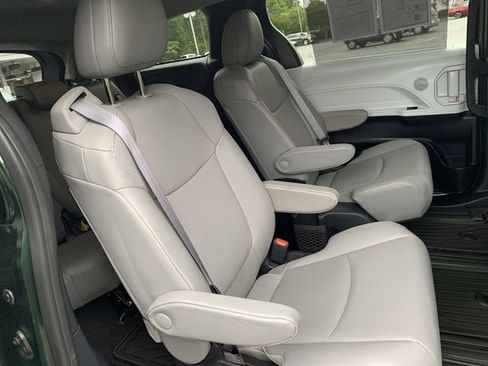 Used 2025 Toyota Sienna XLE AWD/4WD image 12