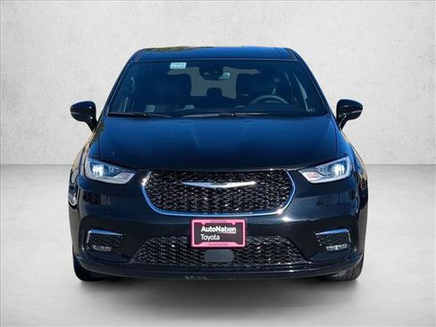 Used 2025 Chrysler Pacifica Select image 2