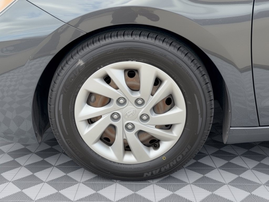 Used 2020 Hyundai Elantra SE FWD image 13