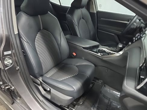 Used 2020 Toyota Camry SE image 14