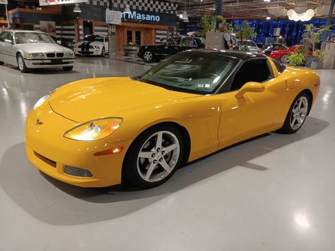Used 2005 Chevrolet Corvette Coupe w/ Preferred Equipment Group RWD image 1