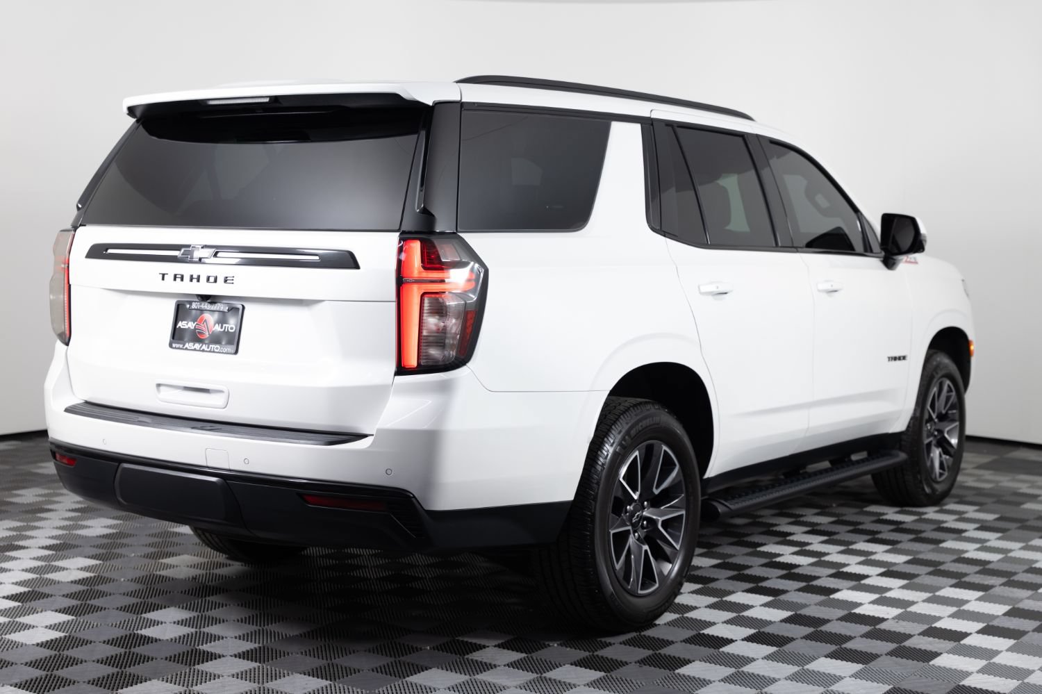 Used 2023 Chevrolet Tahoe Z71 w/ Luxury Package AWD/4WD image 7