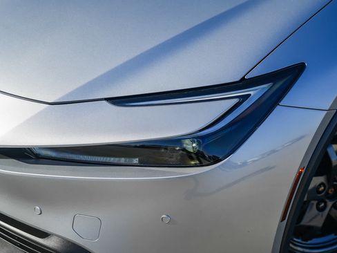 Used 2024 Toyota Prius LE FWD image 2