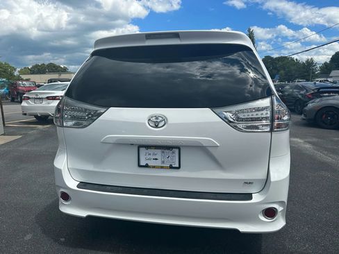 Used 2017 Toyota Sienna SE image 4