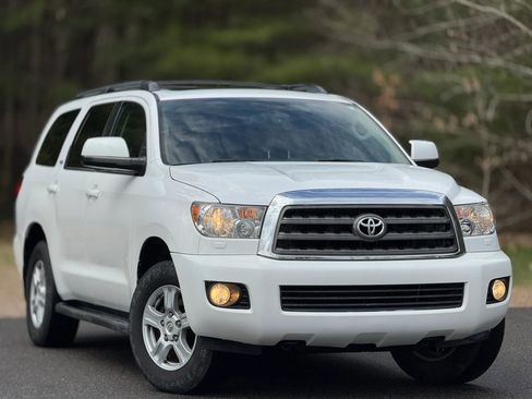Used 2014 Toyota Sequoia SR5 w/ Premium Package image 2