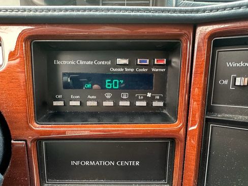 Used 1992 Cadillac Fleetwood Sedan image 26