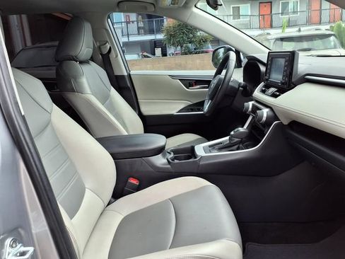 Used 2021 Toyota RAV4 XLE Premium w/ Carpet Mat Package (TMS) FWD image 26