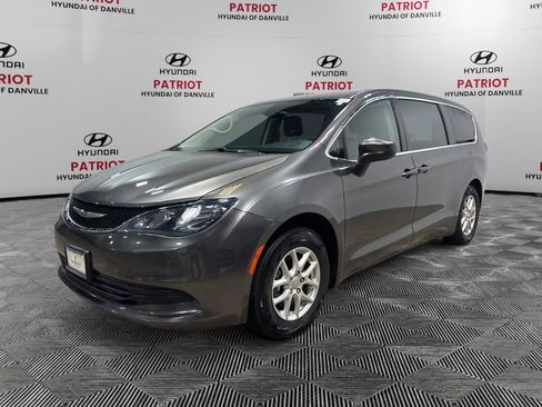 Used 2017 Chrysler Pacifica LX image 2