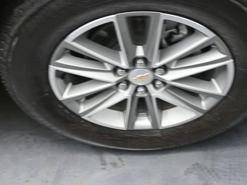 Used 2023 Chevrolet Traverse LT w/ Rear Camera Mirror Package image 31