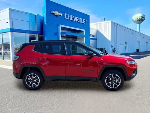 Used 2025 Jeep Compass Trailhawk AWD/4WD image 2