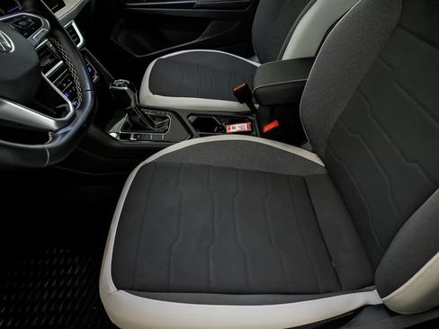 Used 2025 Volkswagen Taos SE w/ Panoramic Sunroof Package image 11