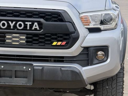 Used 2019 Toyota Tacoma TRD Off-Road AWD/4WD image 7