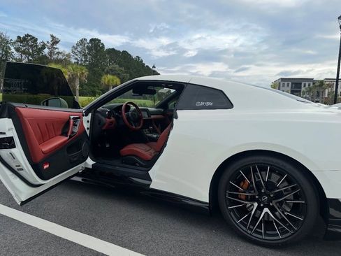Used 2024 Nissan GT-R Premium w/ Premium Interior Package image 13