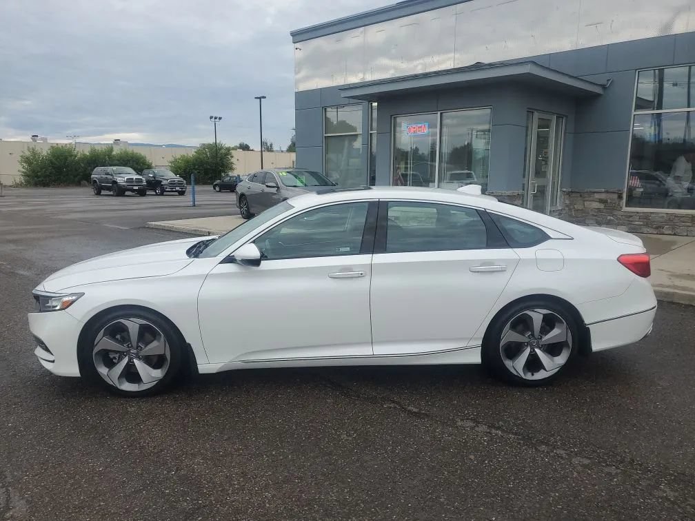 Used 2018 Honda Accord Touring image 2