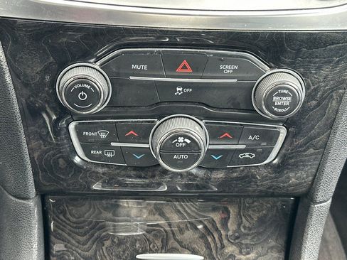 Used 2018 Chrysler 300 Limited image 26