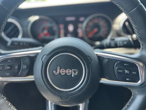 Used 2018 Jeep Wrangler Unlimited Sahara w/ LED Lighting Group AWD/4WD image 12