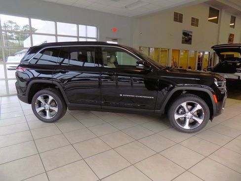 New 2026 Jeep Grand Cherokee Limited w/ Luxury Tech Group II RWD image 9