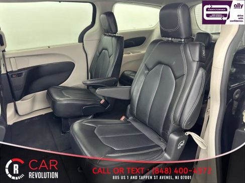 Used 2023 Chrysler Pacifica Touring-L FWD image 47