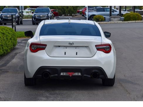 Used 2017 Toyota 86 RWD image 5