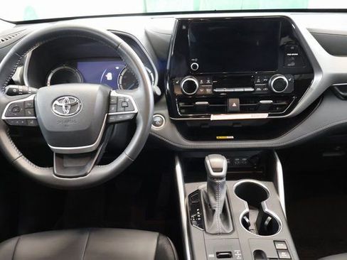 Certified 2025 Toyota Highlander XLE image 15