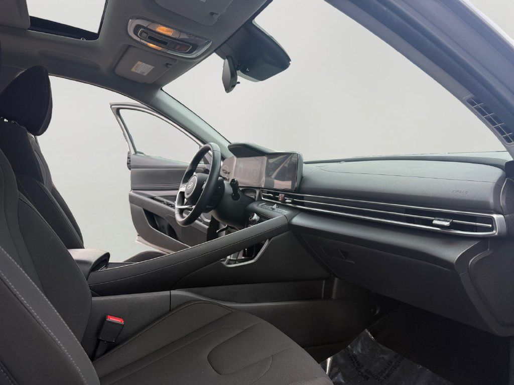 Used 2025 Hyundai Elantra SEL FWD image 11
