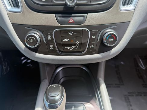 Used 2018 Chevrolet Malibu LT FWD image 14