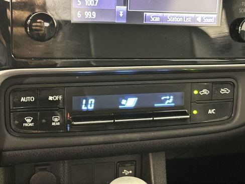 Used 2017 Toyota Corolla LE FWD image 19