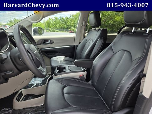 Used 2023 Chrysler Pacifica Touring-L FWD image 24