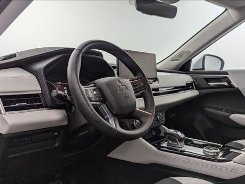 Used 2025 Mitsubishi Outlander SE image 22