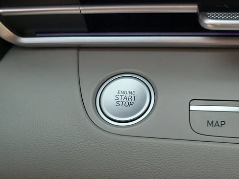 Used 2025 Hyundai Elantra Limited FWD image 31