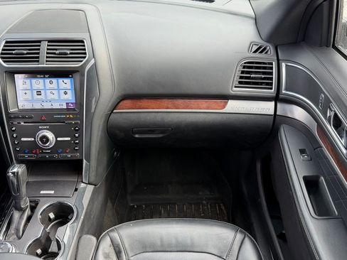 Used 2018 Ford Explorer Platinum image 17