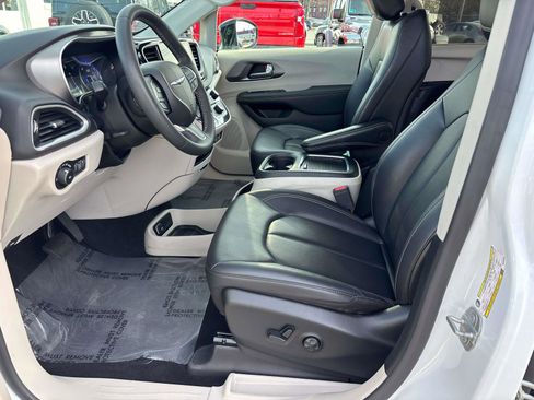 Certified 2024 Chrysler Pacifica Touring-L image 10