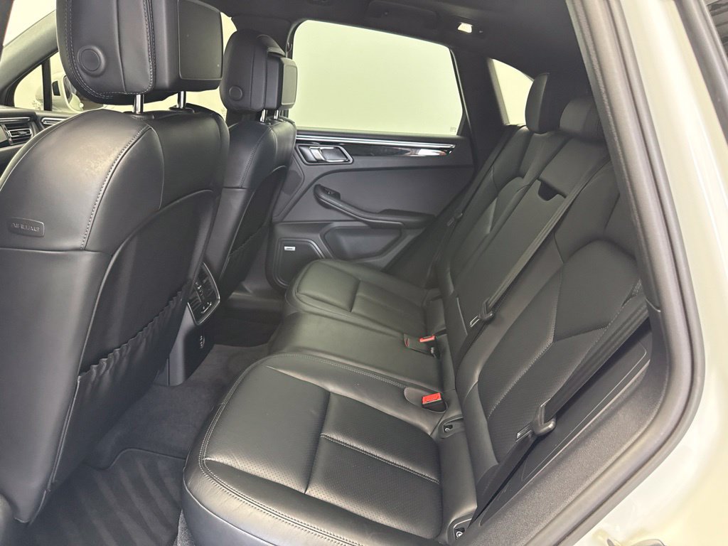 Certified 2024 Porsche Macan AWD/4WD image 18