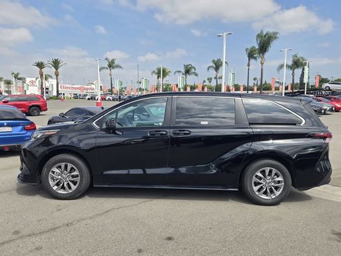 Used 2026 Toyota Sienna LE FWD image 2