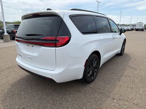 Used 2024 Chrysler Pacifica Touring-L w/ S Appearance Package image 3