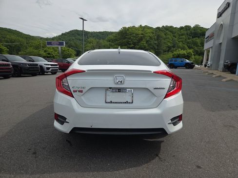 Used 2018 Honda Civic Touring image 4