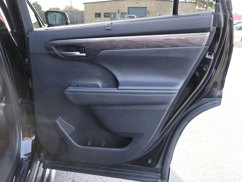 Used 2021 Toyota Highlander Limited image 13